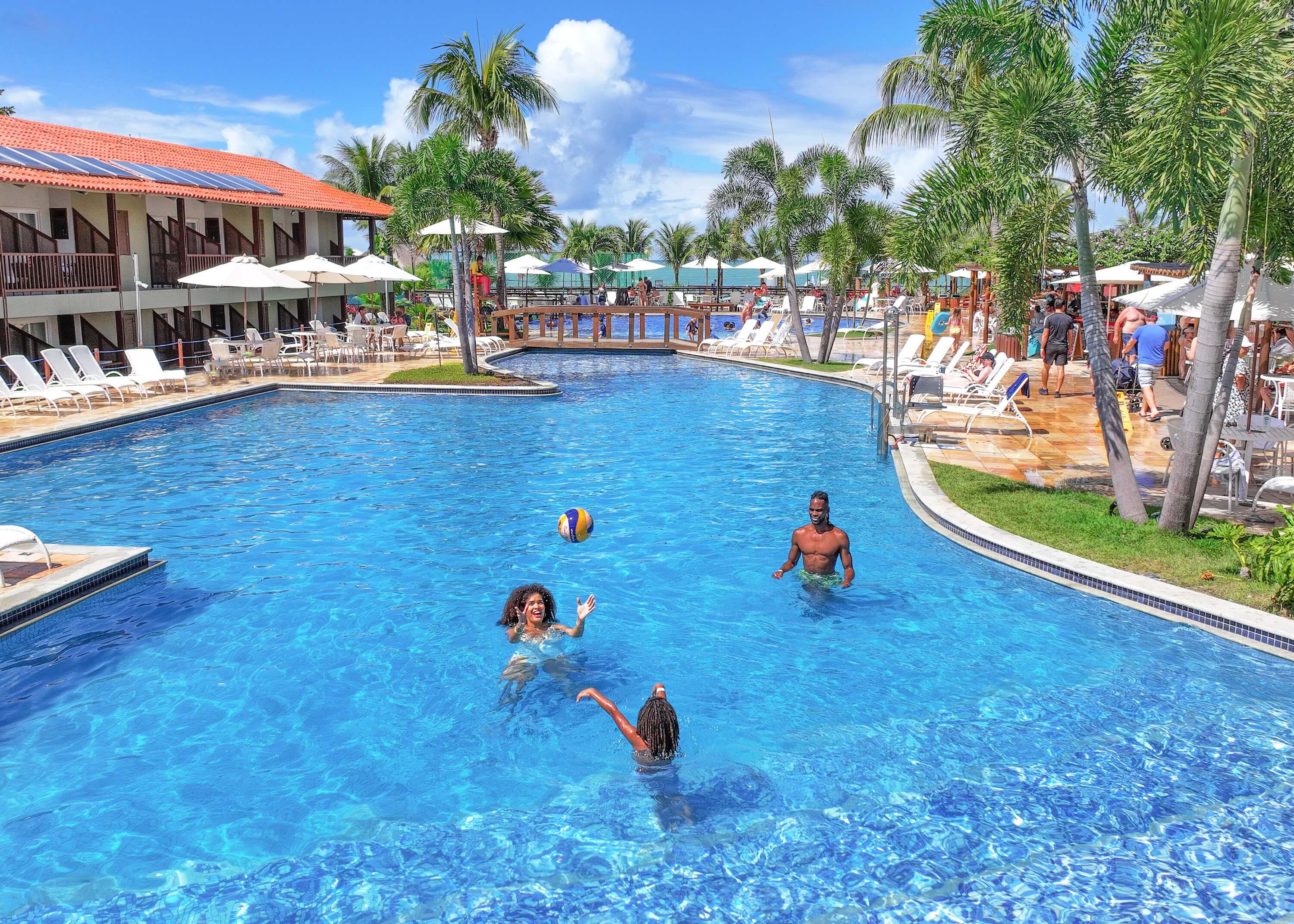 Vista aérea das piscinas e acomodações do Salinas Maceió, resort All Inclusive e pé na areia na Praia de Ipioca, em Alagoas.